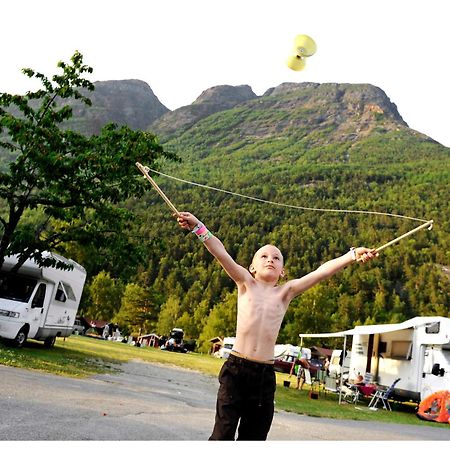 Mikkelparken Ferietun Hotel Kinsarvik Buitenkant foto
