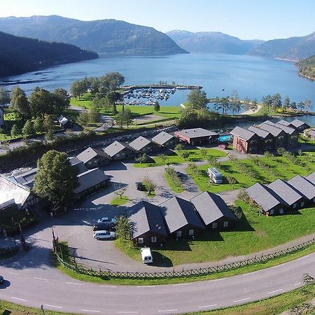 Mikkelparken Ferietun Hotel Kinsarvik Buitenkant foto