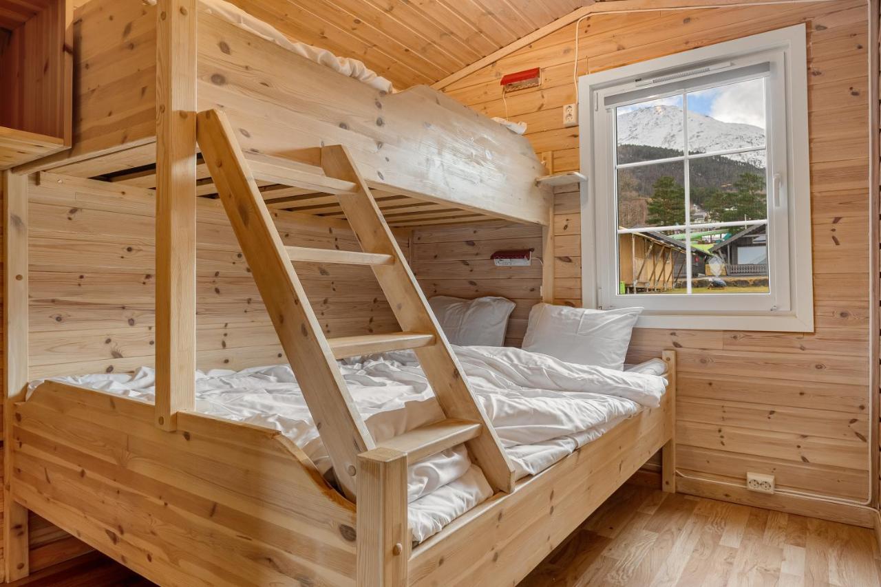 Mikkelparken Ferietun Hotel Kinsarvik Buitenkant foto