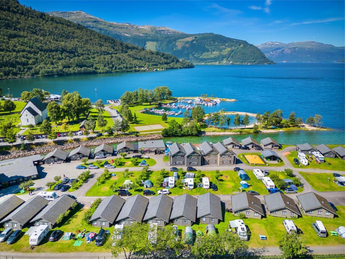 Mikkelparken Ferietun Hotel Kinsarvik Buitenkant foto