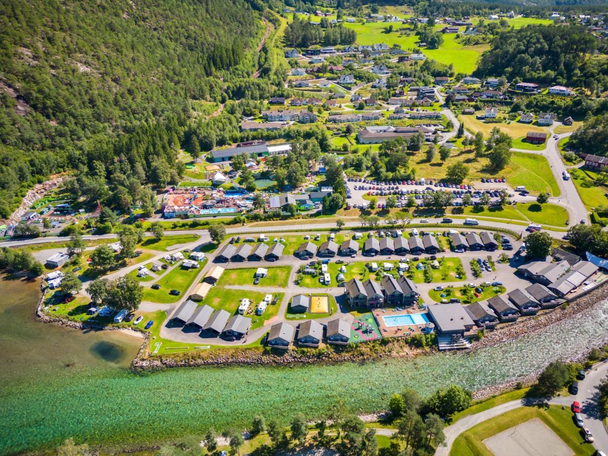 Mikkelparken Ferietun Hotel Kinsarvik Buitenkant foto