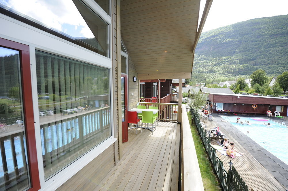 Mikkelparken Ferietun Hotel Kinsarvik Buitenkant foto